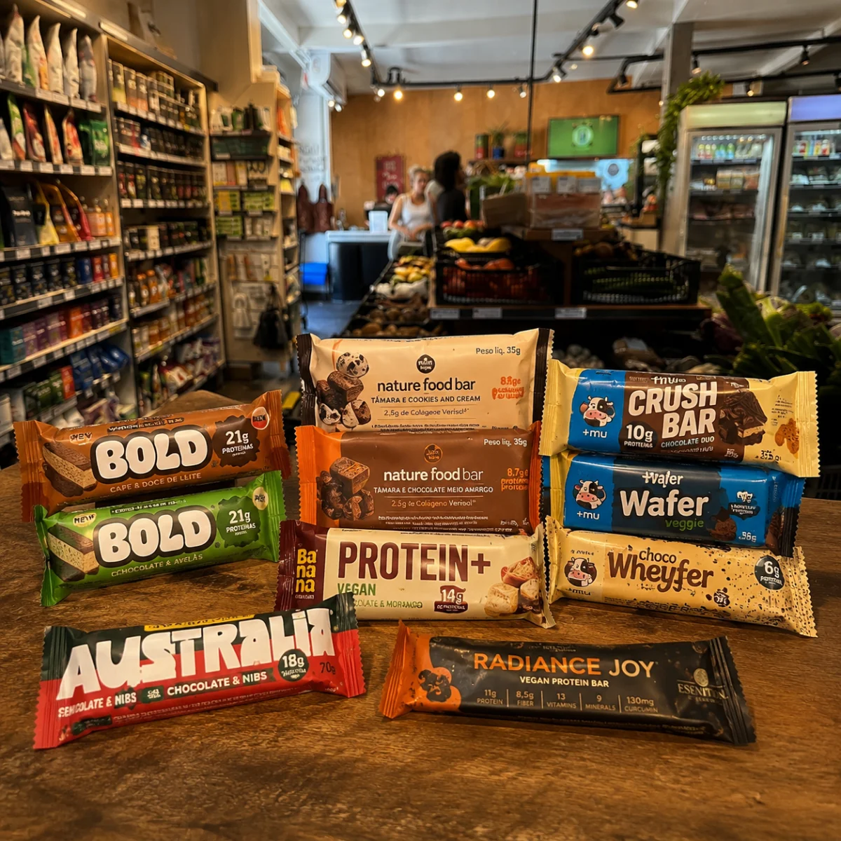 Snacks e barras naturais selecionados no Emporium Lia Toss