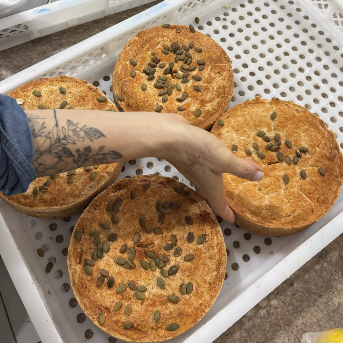 Tortas artesanais Lia Toss com sementes em produção