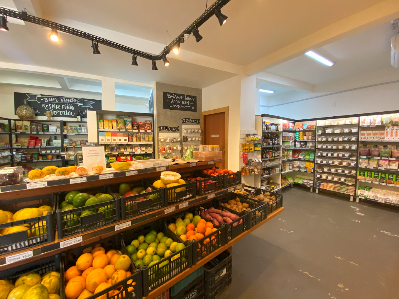 Interior do Emporium Lia Toss com prateleiras de produtos orgânicos